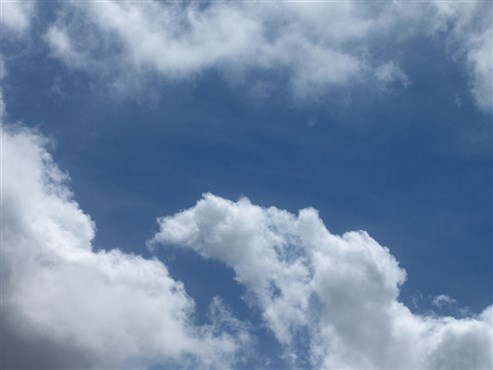 Über Verdunstung, Wolken und Regen gelangt das Wasser wieder aufs Land zurück