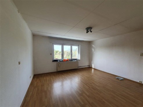 Geräumiges Eckhaus mit Garage und Garten in naturgeprägter Lage