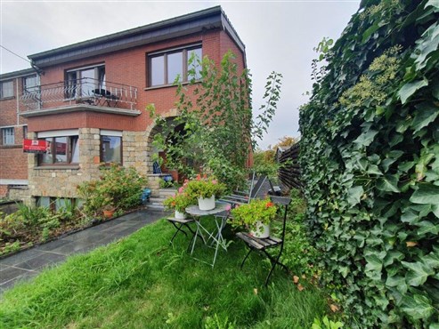 Geräumiges Eckhaus mit Garage und Garten in naturgeprägter Lage