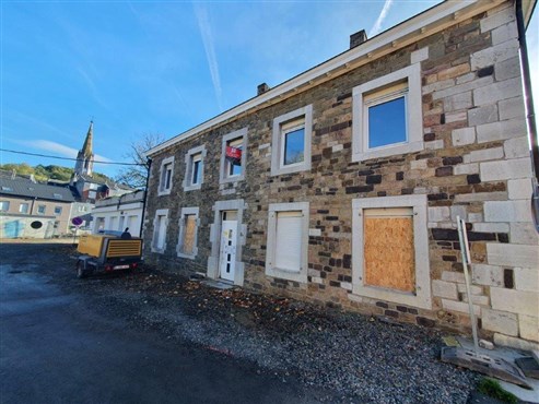 Charmantes, zu sanierendes bzw. renovierendes Blausteinhaus mit mehreren Wohneinheiten, Innenhof und großer Sonnenterrasse in der Eupener Unterstadt. 