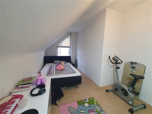  Wahres Platzwunder -Einfamilienhaus nahe der Grenze (B-D-NL) mit privater Zufahrt inkl. Garten, Garage und Fotovoltaikanlage.
