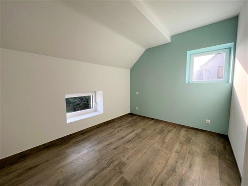 Leben oder investieren Sie auf dem Gipfel Belgiens umgeben einer unberührten Natur des Naturparks Hohen Venns mit guter verkehrstechnischer Anbindung: Stylische Neubau-Wohnung der Extra-Klasse mit Einbauküche, Malerarbeiten und Beleuchtung – Keller und PKW-Außenparkplatz  verpflichtend erwerblichl