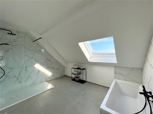 Sichern Sie sich eine außergewöhnliche Lebensqualität in einer wunderschönen Penthouse-Wohnung der Spitzenklasse mit Einbauküche, Malerarbeiten und Leuchten und einer herrlichen, erweiterbaren Terrasse  in einer privilegierten Umgebung, angrenzend dem wunderschönen Naturschutzgebiet des Hohen Venns