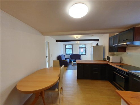 Gemütliche, teilmöblierte Wohnung mit einem Schlafzimmer und kleiner Dachterrasse im Zentrum Eupens. 