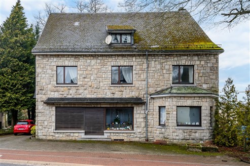 Immeuble polyvalent avec grand jardin et potentiel au centre de Bullange