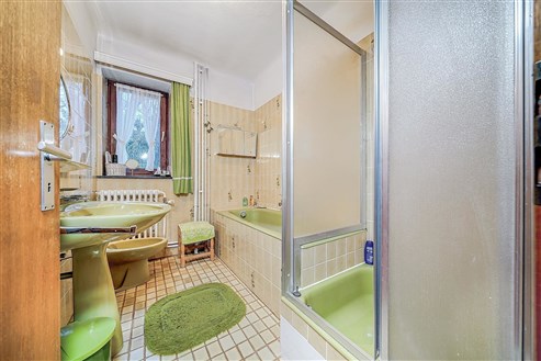 Immeuble polyvalent avec grand jardin et potentiel au centre de Bullange
