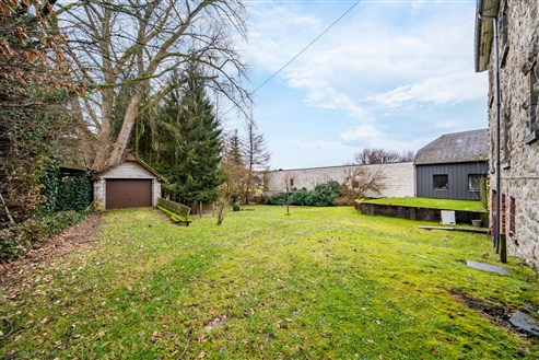 Immeuble polyvalent avec grand jardin et potentiel au centre de Bullange