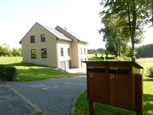 Ein doppelhaus in ruhiger Lage, nahe dem Zentrum von Bütgenbach zu verkaufen