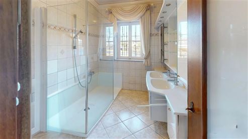 Naturnah & gut angebunden an der deutsch-belgischen Grenze! Freistehende Villa mit großem Grundstück und mit viel Gestaltungsspielraum