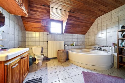 Geräumiges Familienhaus in Honsfeld – 5 Schlafzimmer, sonniger Garten & Garage