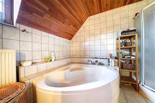 Geräumiges Familienhaus in Honsfeld – 5 Schlafzimmer, sonniger Garten & Garage