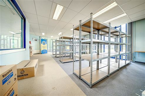 Industriehalle mit Bürofläche in Top-Lage