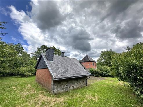 Ein Anwesen mit Charakter und Perspektive – Wohnen in einzigartiger Architektur und naturnaher Umgebung