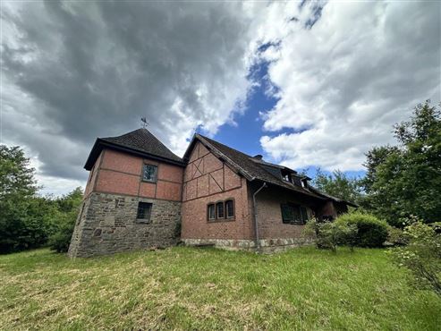 Ein Anwesen mit Charakter und Perspektive – Wohnen in einzigartiger Architektur und naturnaher Umgebung