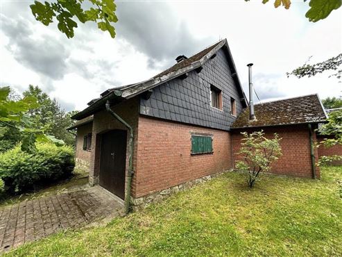 Ein Anwesen mit Charakter und Perspektive – Wohnen in einzigartiger Architektur und naturnaher Umgebung
