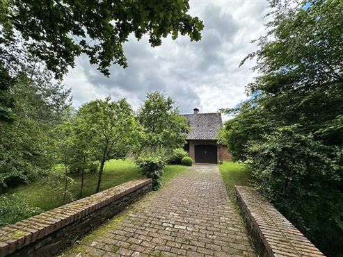 Ein Anwesen mit Charakter und Perspektive – Wohnen in einzigartiger Architektur und naturnaher Umgebung