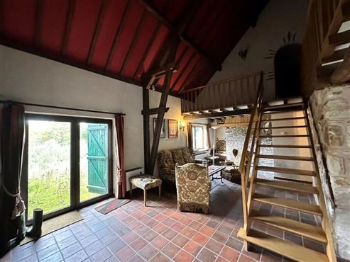 Ein Anwesen mit Charakter und Perspektive – Wohnen in einzigartiger Architektur und naturnaher Umgebung