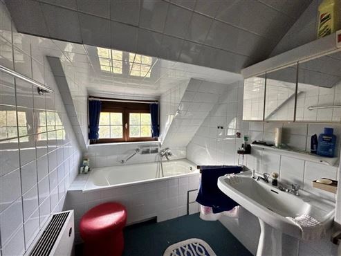 Ein Anwesen mit Charakter und Perspektive – Wohnen in einzigartiger Architektur und naturnaher Umgebung