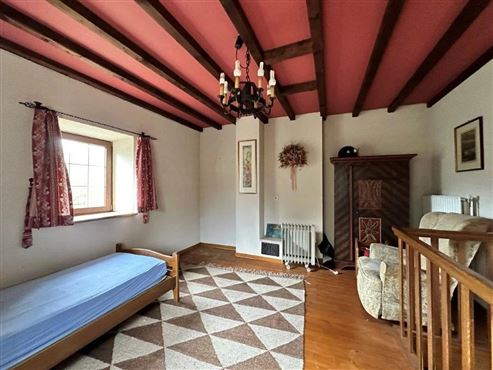 Ein Anwesen mit Charakter und Perspektive – Wohnen in einzigartiger Architektur und naturnaher Umgebung