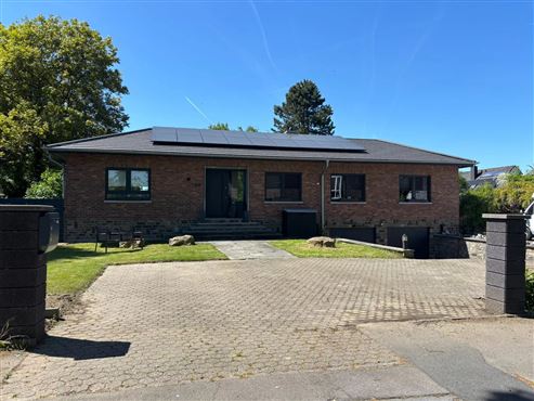 Das perfekte Zuhause für jede Lebensphase: Exklusiver Bungalow. stilvoll renoviert. mit großzügigem Platzangebot in idyllischer Grenz- und Waldrandlage