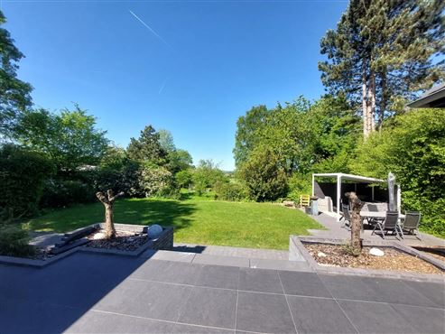 Das perfekte Zuhause für jede Lebensphase: Exklusiver Bungalow. stilvoll renoviert. mit großzügigem Platzangebot in idyllischer Grenz- und Waldrandlage