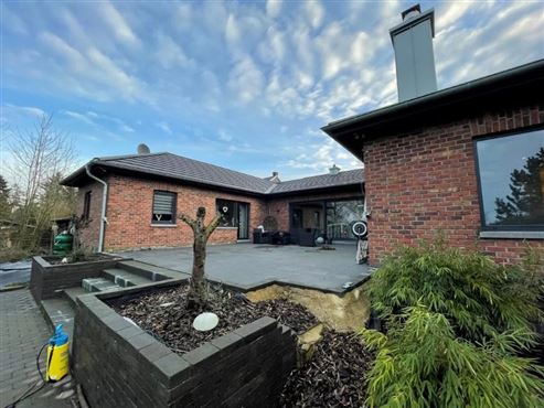 Das perfekte Zuhause für jede Lebensphase: Exklusiver Bungalow. stilvoll renoviert. mit großzügigem Platzangebot in idyllischer Grenz- und Waldrandlage