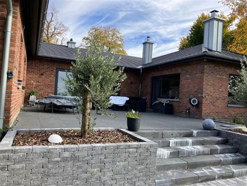 Das perfekte Zuhause für jede Lebensphase: Exklusiver Bungalow. stilvoll renoviert. mit großzügigem Platzangebot in idyllischer Grenz- und Waldrandlage