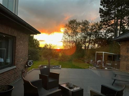 Das perfekte Zuhause für jede Lebensphase: Exklusiver Bungalow. stilvoll renoviert. mit großzügigem Platzangebot in idyllischer Grenz- und Waldrandlage