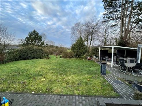 Das perfekte Zuhause für jede Lebensphase: Exklusiver Bungalow. stilvoll renoviert. mit großzügigem Platzangebot in idyllischer Grenz- und Waldrandlage