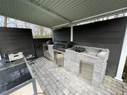 Das perfekte Zuhause für jede Lebensphase: Exklusiver Bungalow. stilvoll renoviert. mit großzügigem Platzangebot in idyllischer Grenz- und Waldrandlage