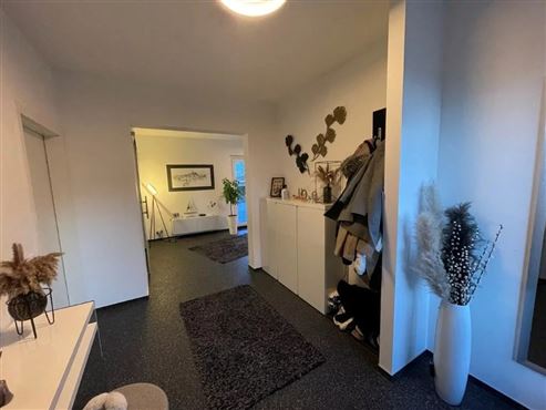 Das perfekte Zuhause für jede Lebensphase: Exklusiver Bungalow. stilvoll renoviert. mit großzügigem Platzangebot in idyllischer Grenz- und Waldrandlage