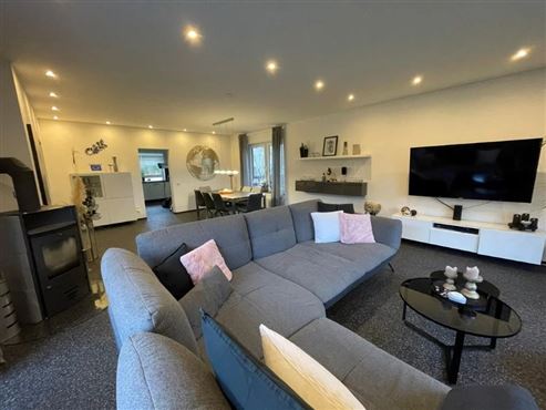 Das perfekte Zuhause für jede Lebensphase: Exklusiver Bungalow. stilvoll renoviert. mit großzügigem Platzangebot in idyllischer Grenz- und Waldrandlage