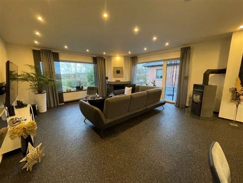 Das perfekte Zuhause für jede Lebensphase: Exklusiver Bungalow. stilvoll renoviert. mit großzügigem Platzangebot in idyllischer Grenz- und Waldrandlage