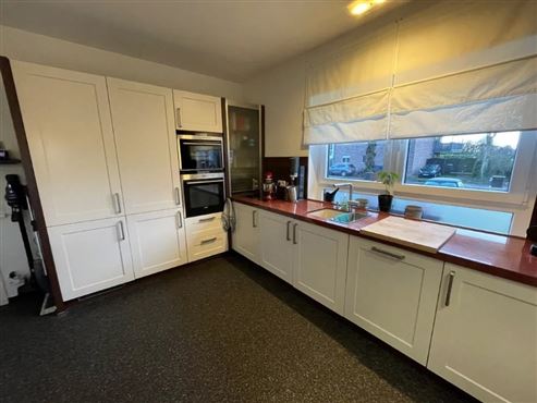Das perfekte Zuhause für jede Lebensphase: Exklusiver Bungalow. stilvoll renoviert. mit großzügigem Platzangebot in idyllischer Grenz- und Waldrandlage