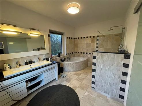 Das perfekte Zuhause für jede Lebensphase: Exklusiver Bungalow. stilvoll renoviert. mit großzügigem Platzangebot in idyllischer Grenz- und Waldrandlage