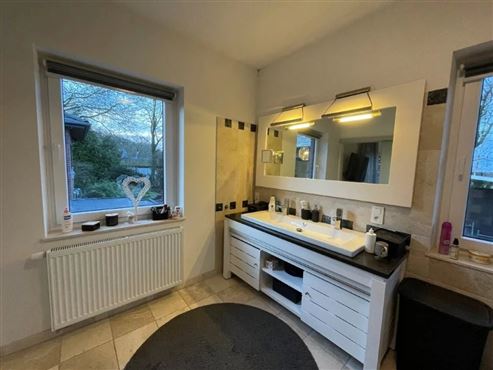 Das perfekte Zuhause für jede Lebensphase: Exklusiver Bungalow. stilvoll renoviert. mit großzügigem Platzangebot in idyllischer Grenz- und Waldrandlage