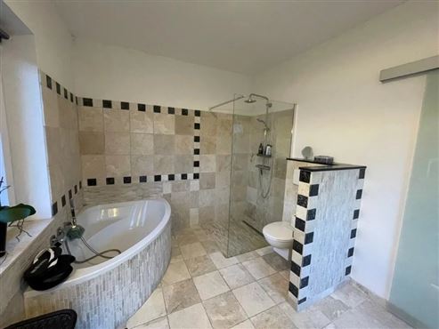 Das perfekte Zuhause für jede Lebensphase: Exklusiver Bungalow. stilvoll renoviert. mit großzügigem Platzangebot in idyllischer Grenz- und Waldrandlage