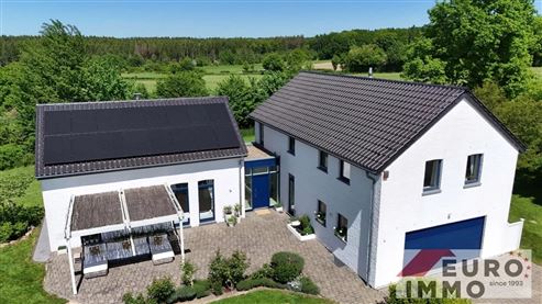 Grenzenloses Wohnvergnügen – Stilvolle Villa in traumhafter Waldrandlage und Grenznähe