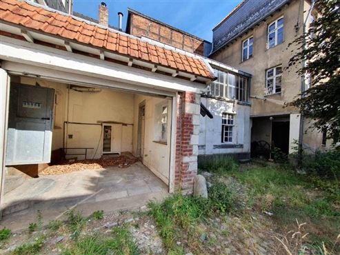 Charme der Vergangenheit-Raum für die Zukunft mit großem Entwicklunsspielraum. Einzigartiges Anwesen mit denkmalgeschütztem Blausteinhaus, Atelier, Baugrundstück sowie großer Halle und Garage