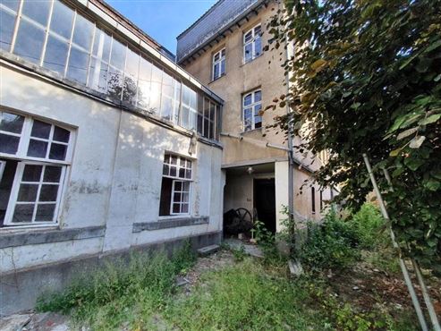 Charme der Vergangenheit-Raum für die Zukunft mit großem Entwicklunsspielraum. Einzigartiges Anwesen mit denkmalgeschütztem Blausteinhaus, Atelier, Baugrundstück sowie großer Halle und Garage