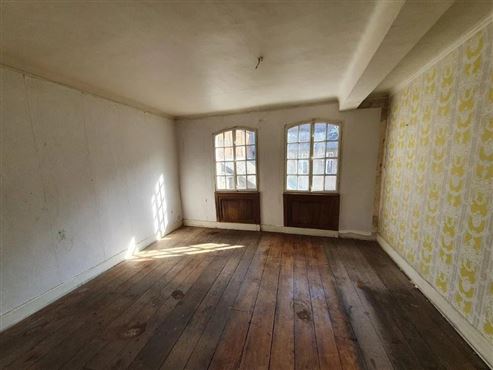 Charme der Vergangenheit-Raum für die Zukunft mit großem Entwicklunsspielraum. Einzigartiges Anwesen mit denkmalgeschütztem Blausteinhaus, Atelier, Baugrundstück sowie großer Halle und Garage