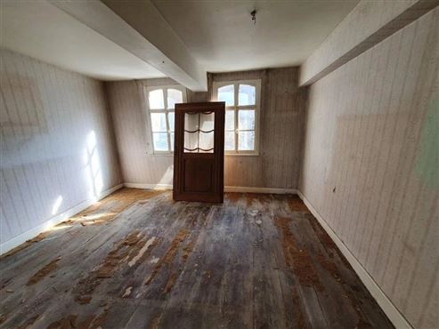 Charme der Vergangenheit-Raum für die Zukunft mit großem Entwicklunsspielraum. Einzigartiges Anwesen mit denkmalgeschütztem Blausteinhaus, Atelier, Baugrundstück sowie großer Halle und Garage