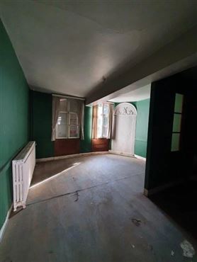 Charme der Vergangenheit-Raum für die Zukunft mit großem Entwicklunsspielraum. Einzigartiges Anwesen mit denkmalgeschütztem Blausteinhaus, Atelier, Baugrundstück sowie großer Halle und Garage