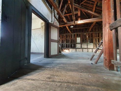 Charme der Vergangenheit-Raum für die Zukunft mit großem Entwicklunsspielraum. Einzigartiges Anwesen mit denkmalgeschütztem Blausteinhaus, Atelier, Baugrundstück sowie großer Halle und Garage
