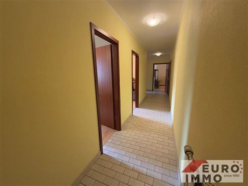 Zentrales Wohnen mit allem Komfort vor der Tür: Geräumige Wohnung mit zwei Balkonen, Tiefgaragenstellplatz und Keller