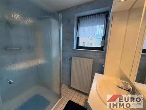Zentrales Wohnen mit allem Komfort vor der Tür: Geräumige Wohnung mit zwei Balkonen, Tiefgaragenstellplatz und Keller