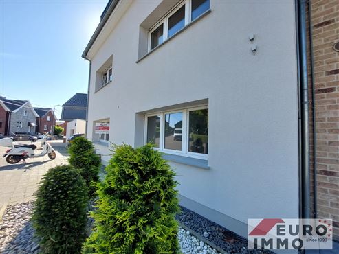 Frisch renovierte Erdgeschosswohnung mit Terrasse und Garage – Ruhige Lage nahe der Grenze und vieler Bequemlichkeiten.