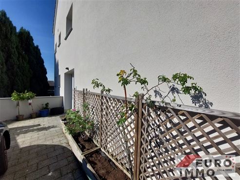 Frisch renovierte Erdgeschosswohnung mit Terrasse und Garage – Ruhige Lage nahe der Grenze und vieler Bequemlichkeiten.