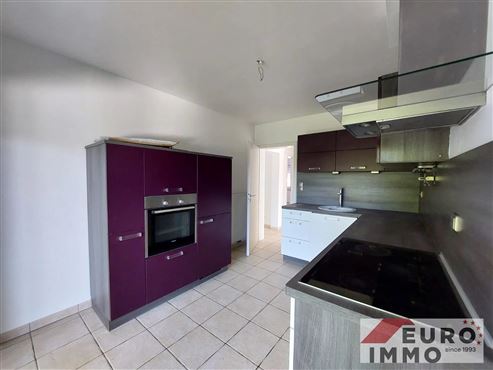 Frisch renovierte Erdgeschosswohnung mit Terrasse und Garage – Ruhige Lage nahe der Grenze und vieler Bequemlichkeiten.