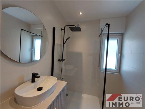Frisch renovierte Erdgeschosswohnung mit Terrasse und Garage – Ruhige Lage nahe der Grenze und vieler Bequemlichkeiten.
